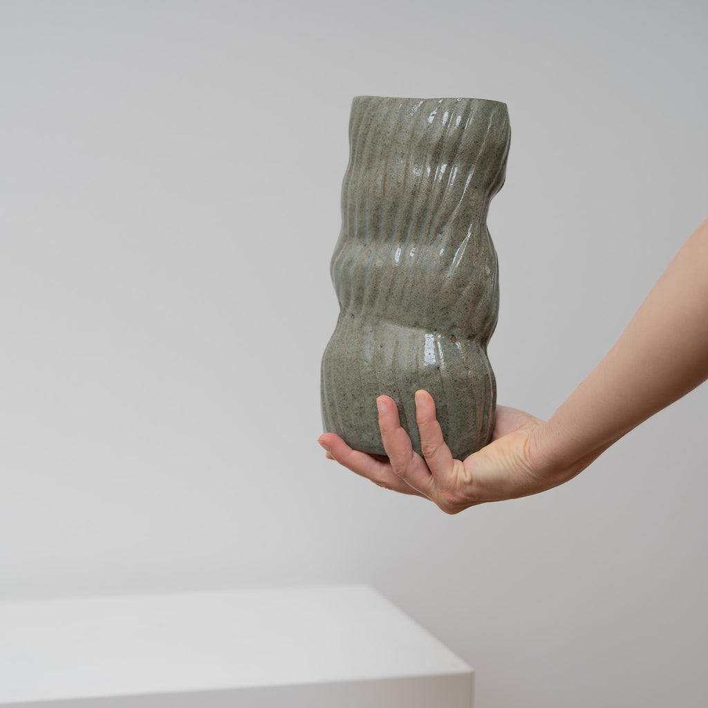 Broken Bar - grüne Keramikvase mit unterbrochenen Wellen, Serie ROUND & ROUND, Atelier von Ehren Berlin