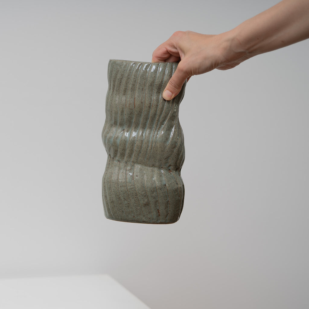 Broken Bar - grüne Keramikvase mit unterbrochenen Wellen, Serie ROUND & ROUND, Atelier von Ehren Berlin