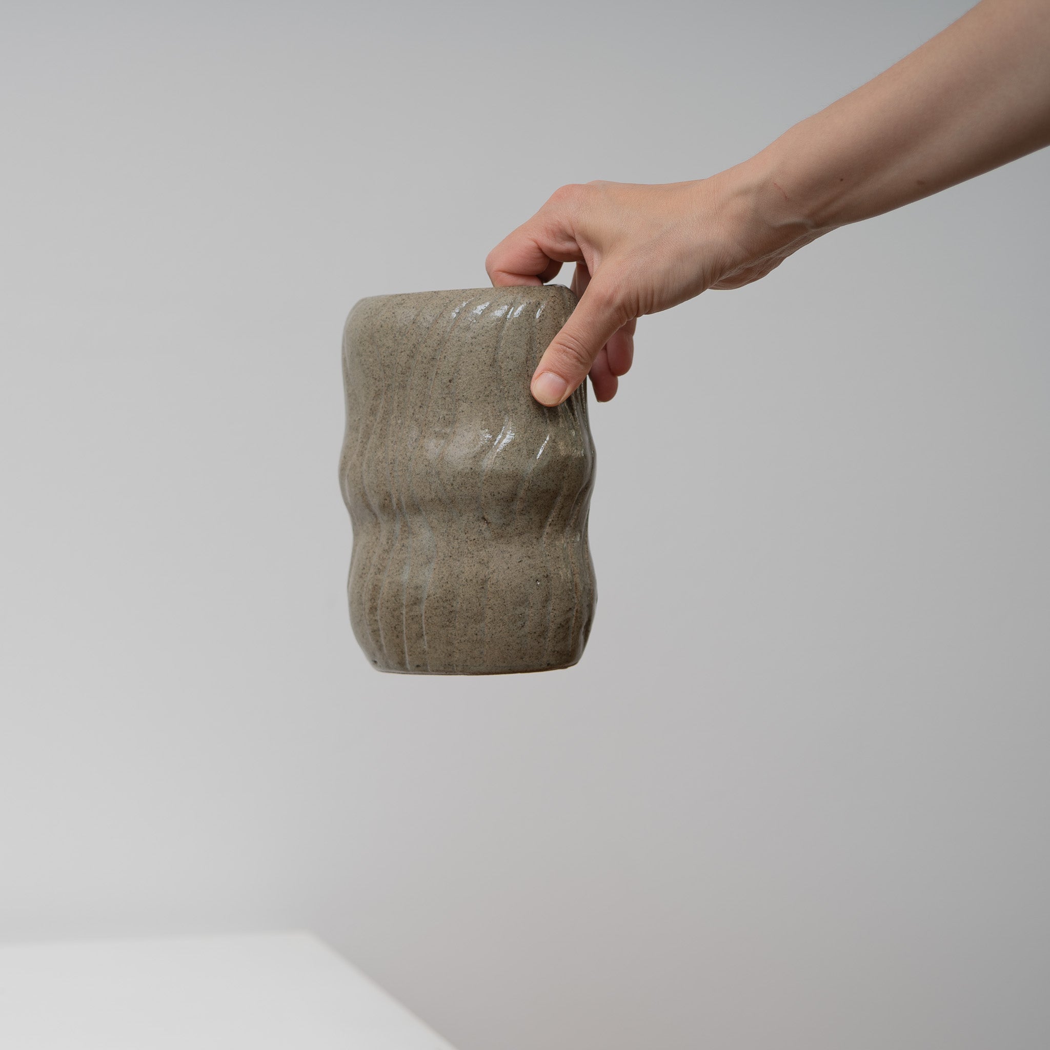 Sustain – ovale Keramikvase blassgrün mit Wellen, Serie ROUND & ROUND, Atelier von Ehren Berlin