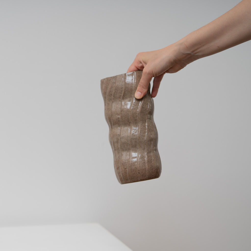 Soft Return - ovale Keramikvase rosé mit Wellen, Serie ROUND & ROUND, Atelier von Ehren Berlin