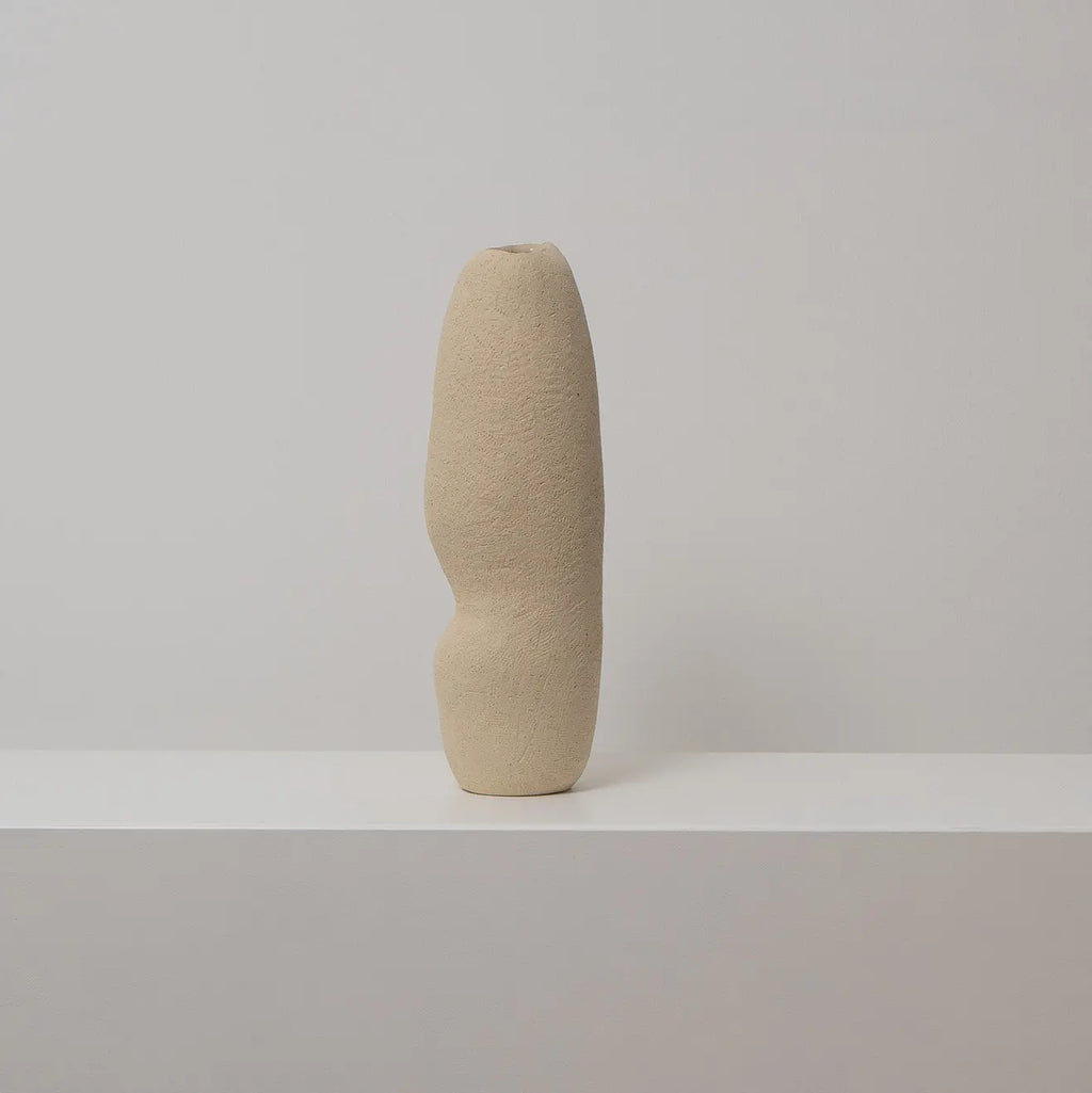 Hohe schmale Keramikvase beige, Serie SCHATTENFÄNGER, Atelier von Ehren Berlin