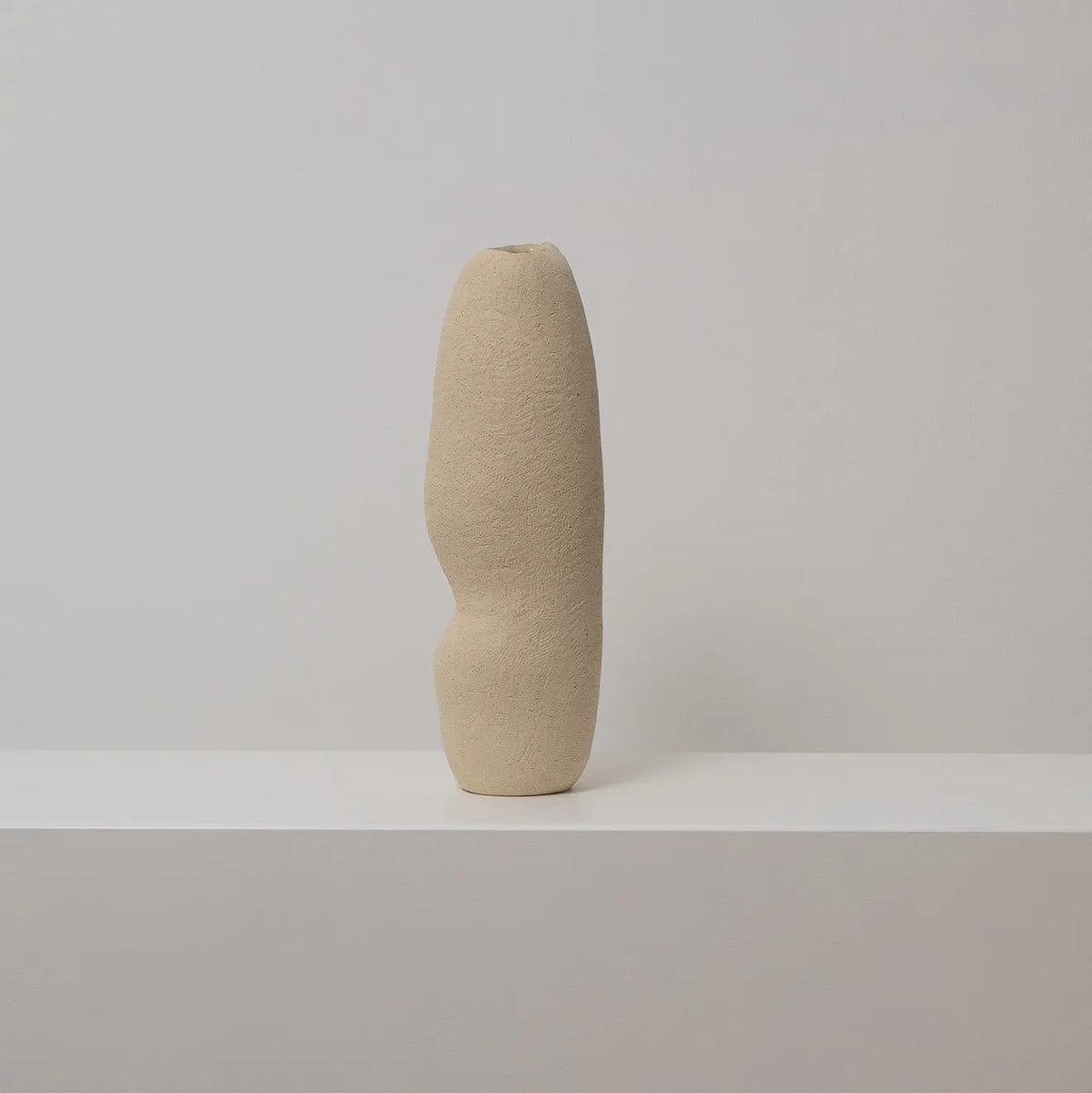 Hohe schmale Keramikvase beige, Serie SCHATTENFÄNGER, Atelier von Ehren Berlin