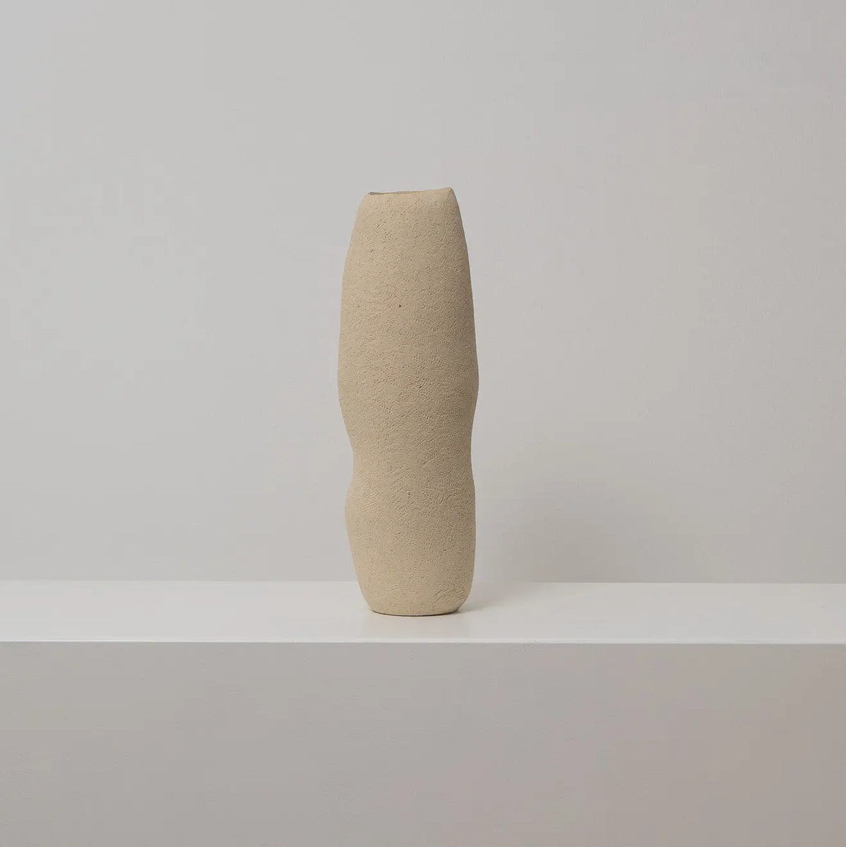Hohe schmale Keramikvase beige, Serie SCHATTENFÄNGER, Atelier von Ehren Berlin