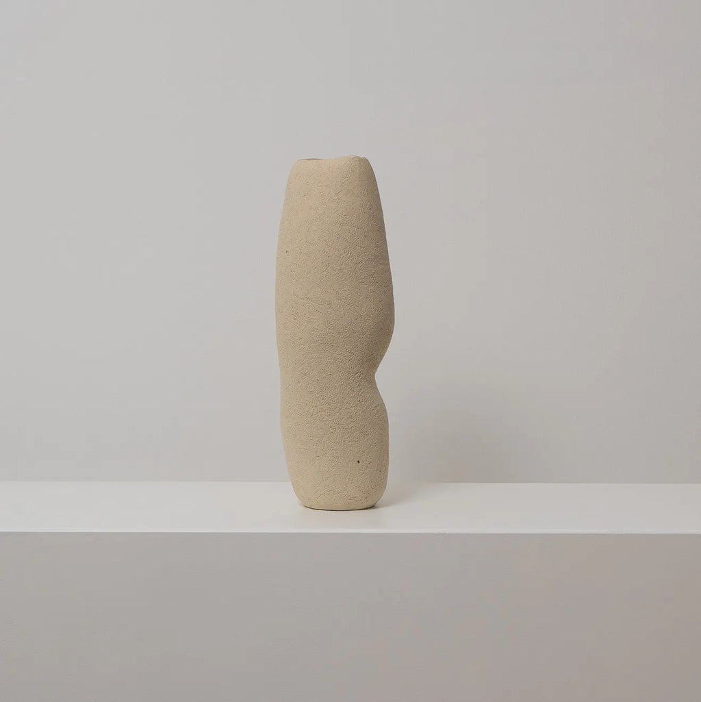 Hohe schmale Keramikvase beige, Serie SCHATTENFÄNGER, Atelier von Ehren Berlin