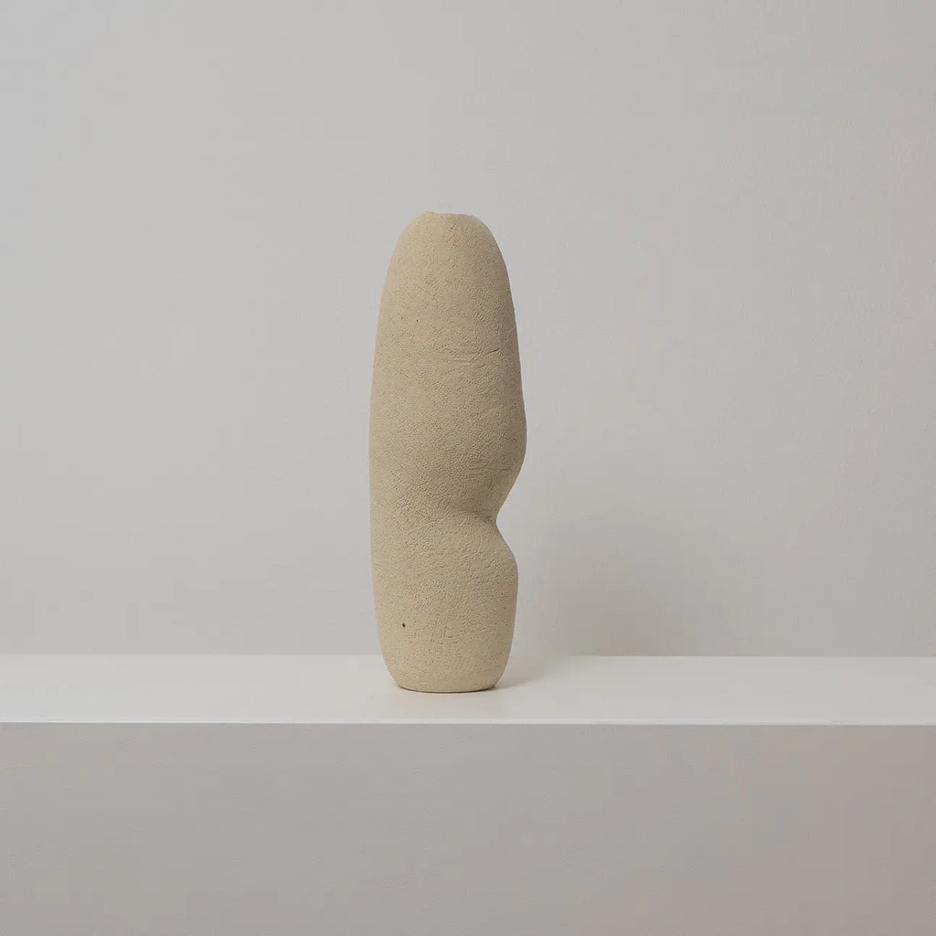 Hohe schmale Keramikvase beige, Serie SCHATTENFÄNGER, Atelier von Ehren Berlin