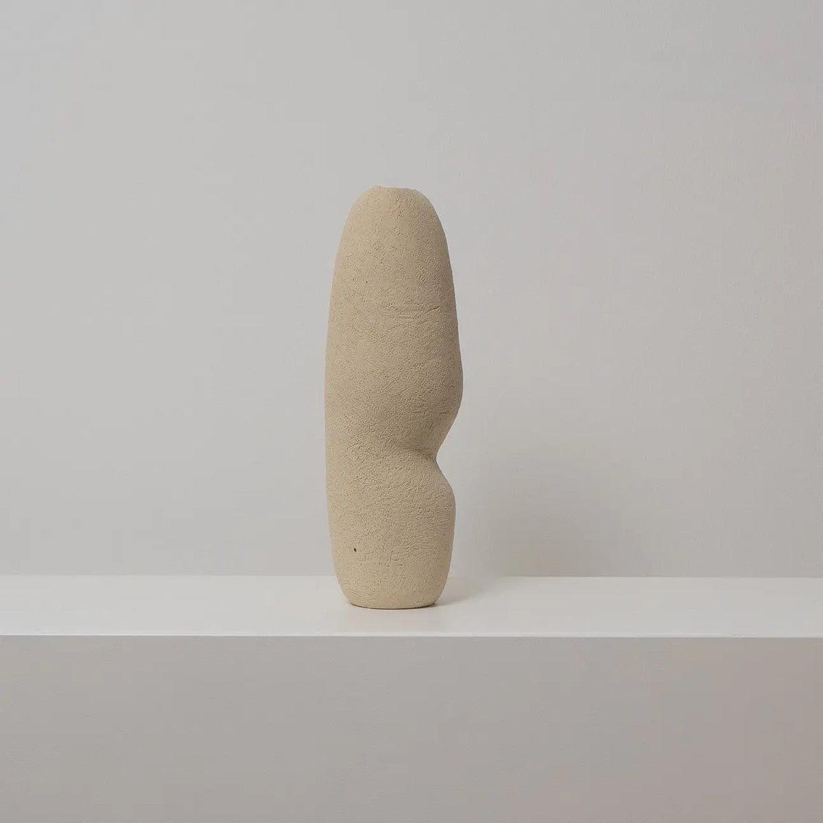 Hohe schmale Keramikvase beige, Serie SCHATTENFÄNGER, Atelier von Ehren Berlin