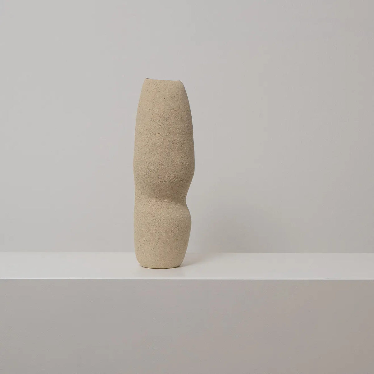 Hohe schmale Keramikvase beige, Serie SCHATTENFÄNGER, Atelier von Ehren Berlin