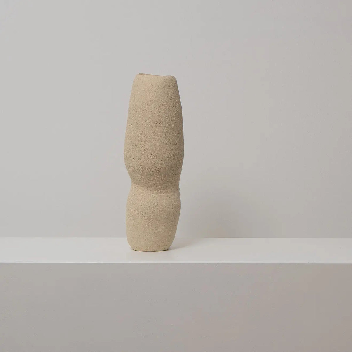 Hohe schmale Keramikvase beige, Serie SCHATTENFÄNGER, Atelier von Ehren Berlin