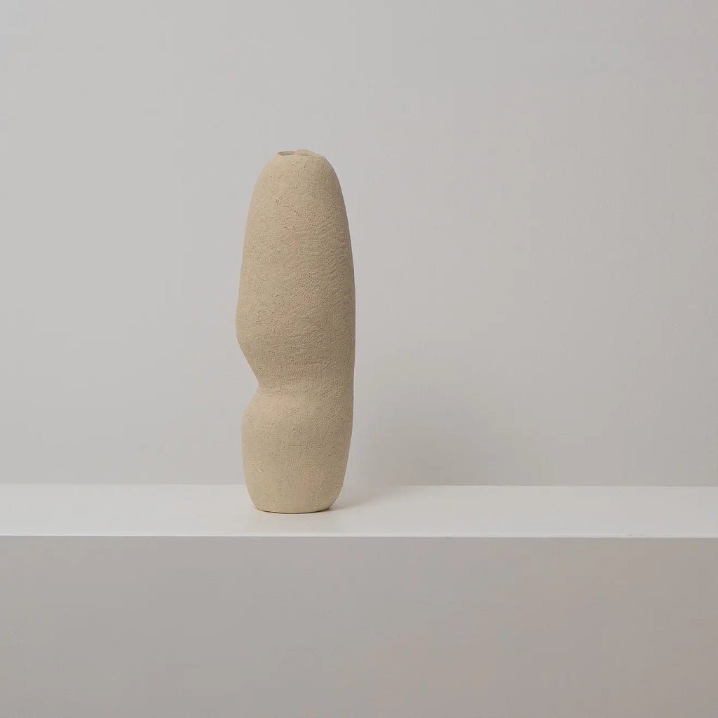 Hohe schmale Keramikvase beige, Serie SCHATTENFÄNGER, Atelier von Ehren Berlin