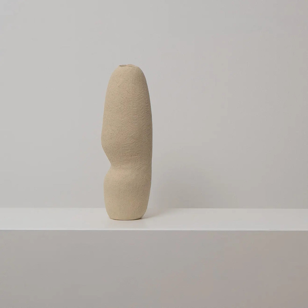 Hohe schmale Keramikvase beige, Serie SCHATTENFÄNGER, Atelier von Ehren Berlin
