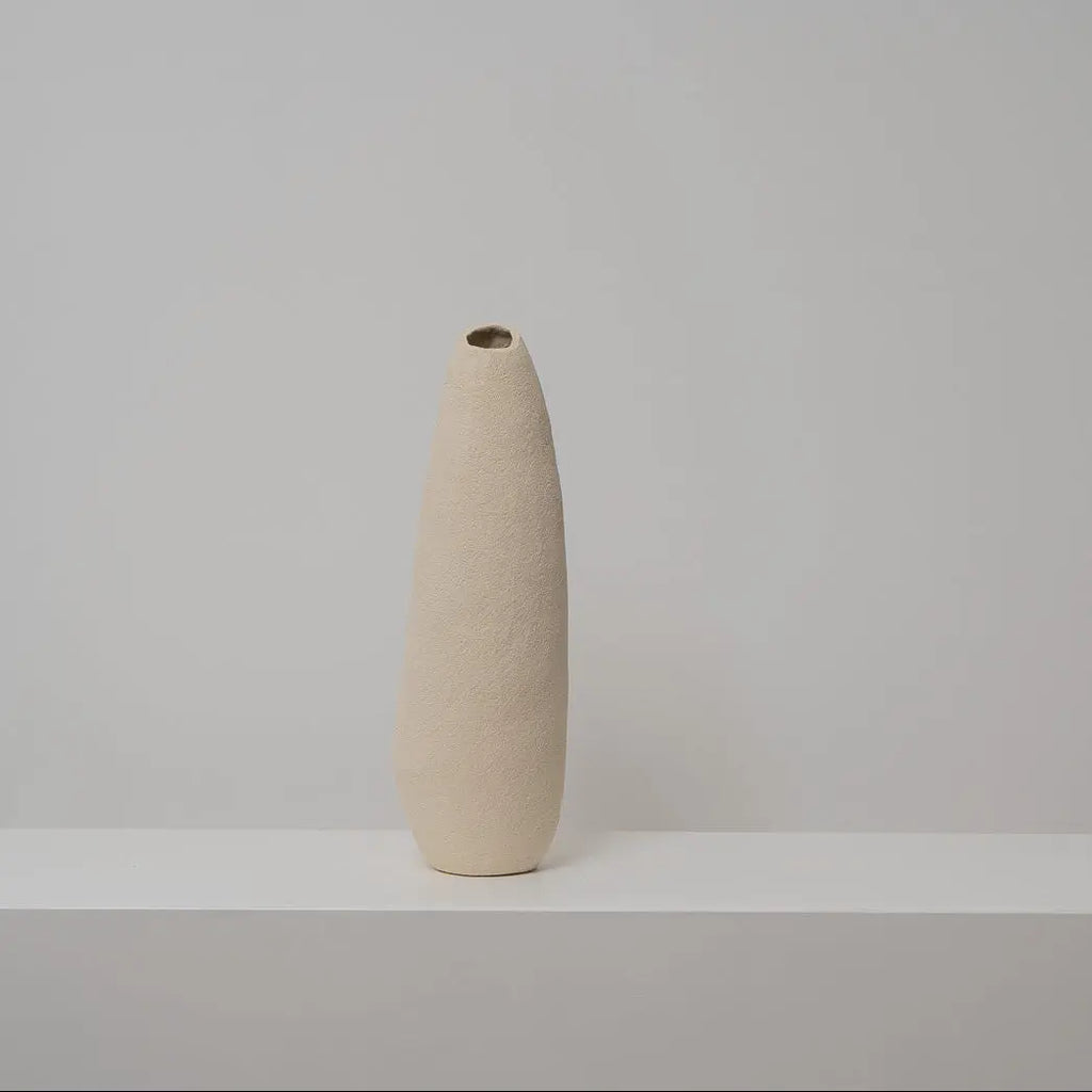 Schlanke Keramikvase beige, Serie SCHATTENFÄNGER, Atelier von Ehren Berlin