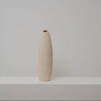 Schlanke Keramikvase beige, Serie SCHATTENFÄNGER, Atelier von Ehren Berlin