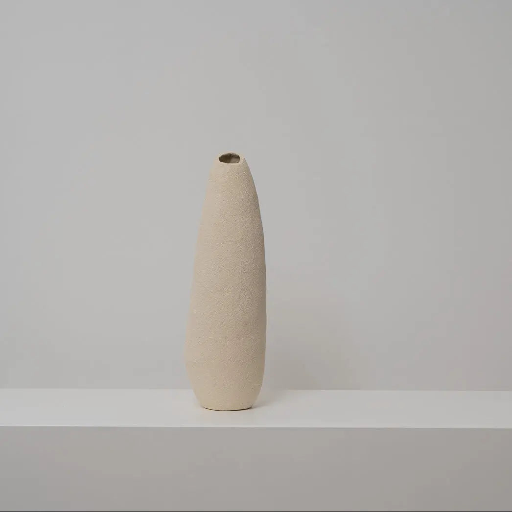 Schlanke Keramikvase beige, Serie SCHATTENFÄNGER, Atelier von Ehren Berlin