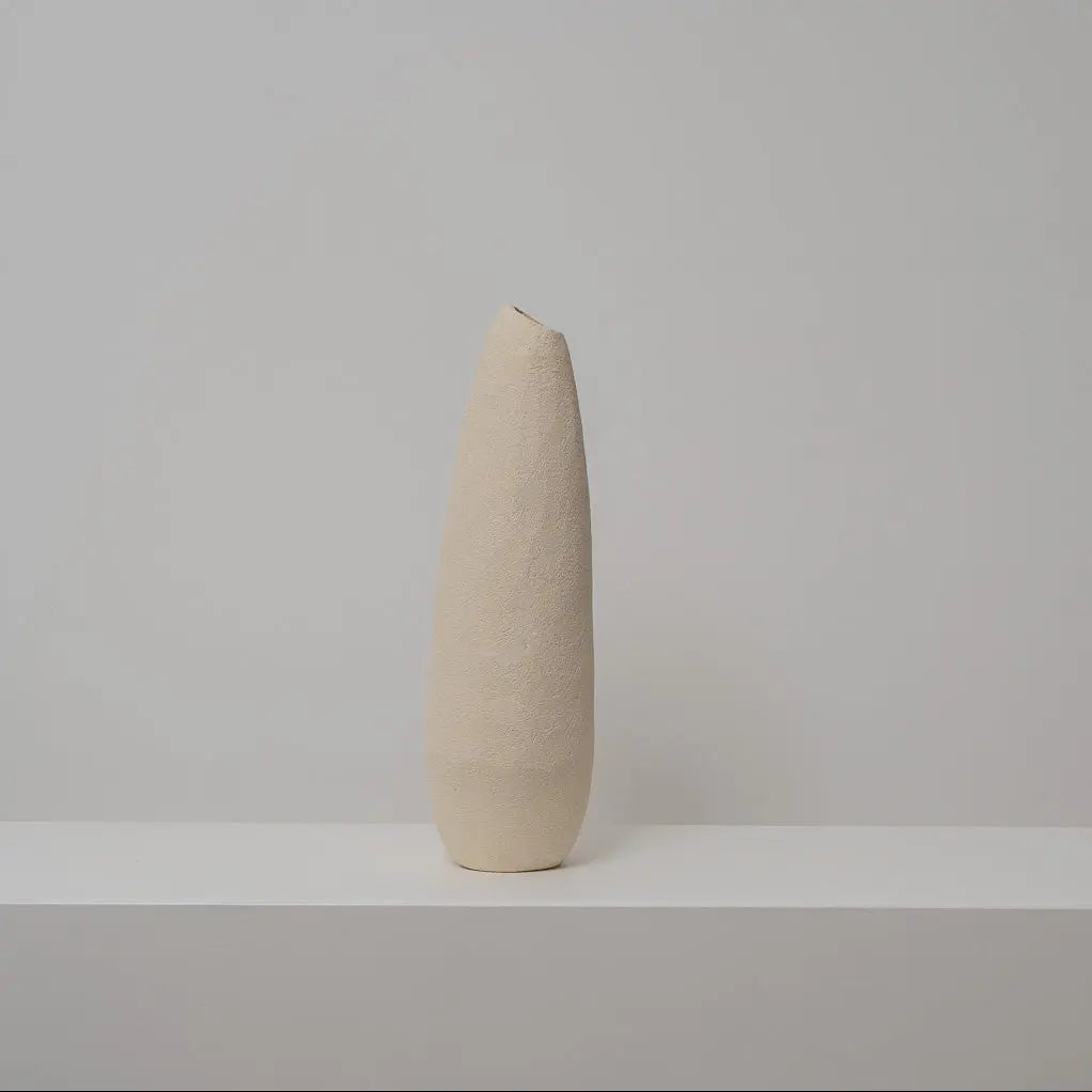 Schlanke Keramikvase beige, Serie SCHATTENFÄNGER, Atelier von Ehren Berlin