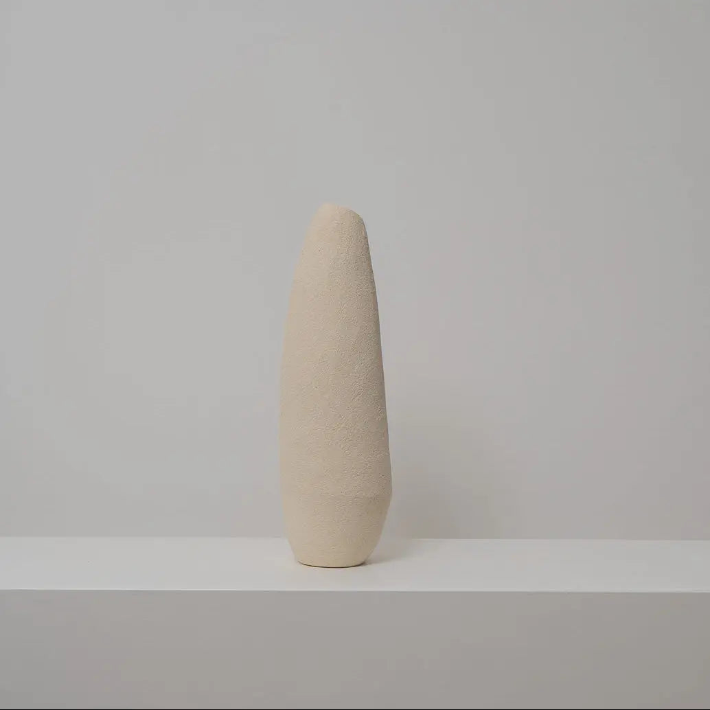 Schlanke Keramikvase beige, Serie SCHATTENFÄNGER, Atelier von Ehren Berlin