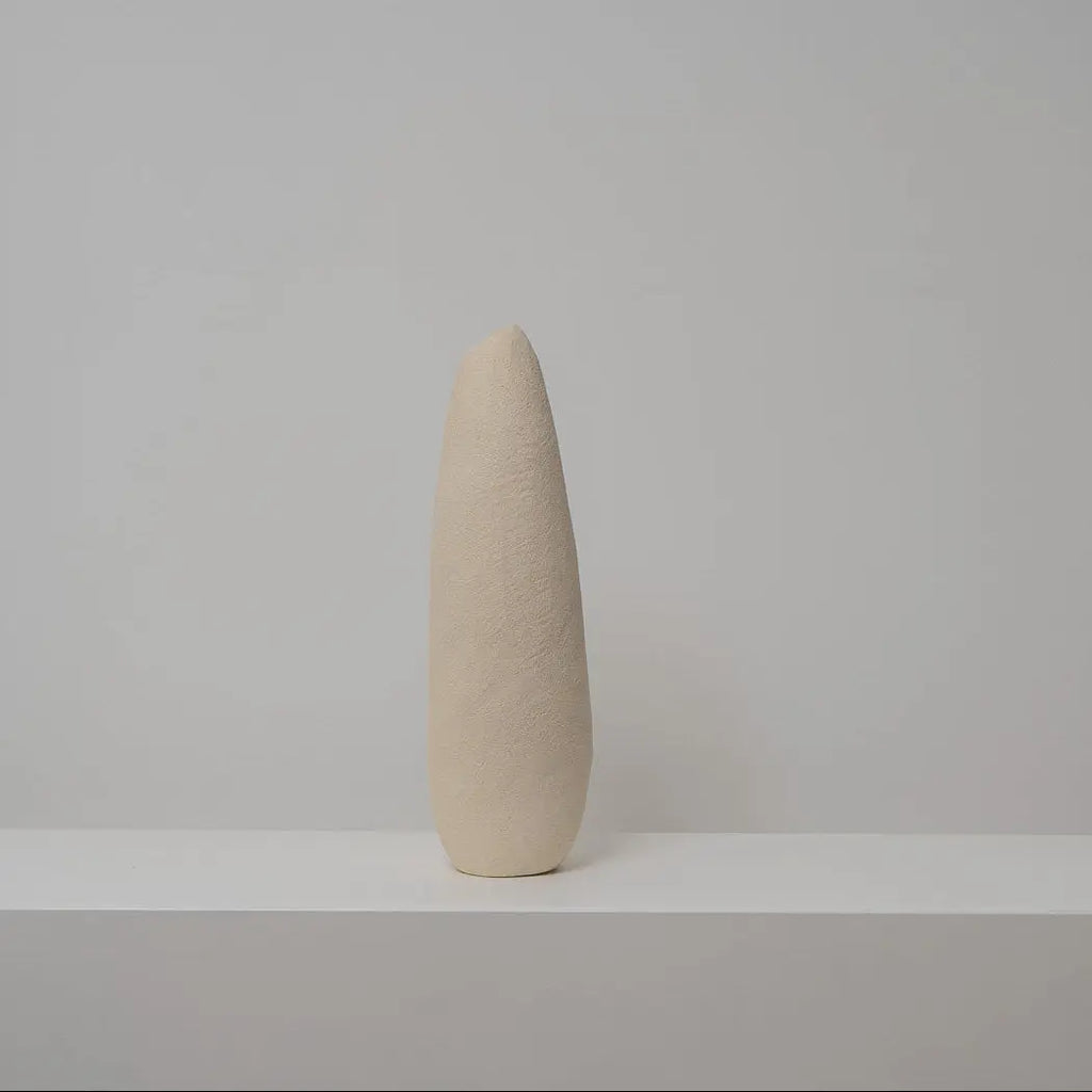 Schlanke Keramikvase beige, Serie SCHATTENFÄNGER, Atelier von Ehren Berlin