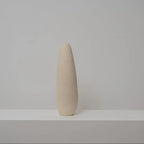 Schlanke Keramikvase beige, Serie SCHATTENFÄNGER, Atelier von Ehren Berlin