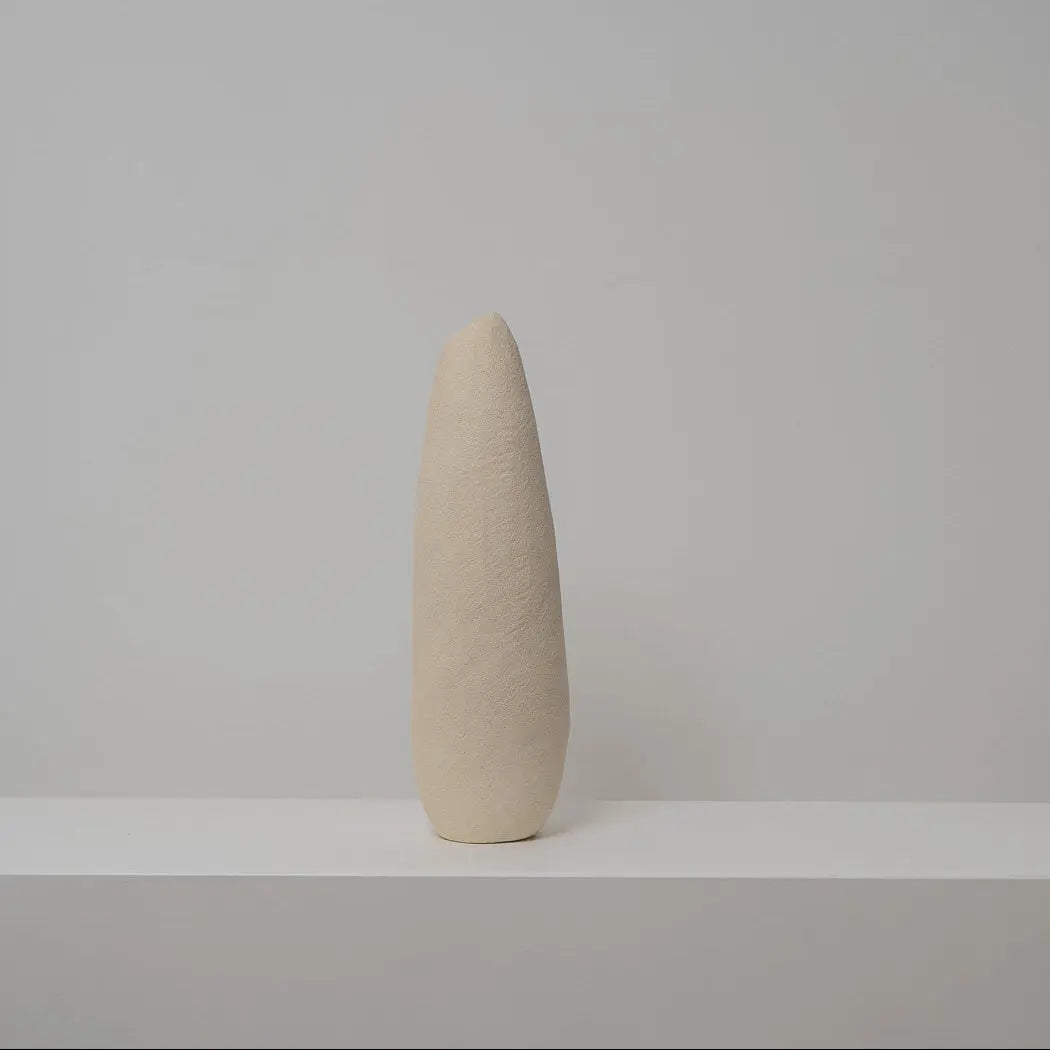 Schlanke Keramikvase beige, Serie SCHATTENFÄNGER, Atelier von Ehren Berlin