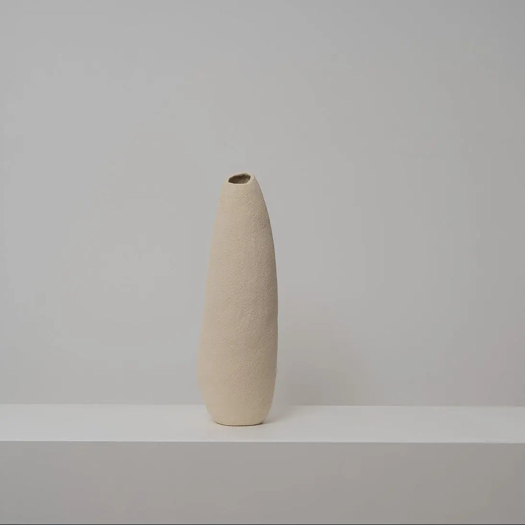 Schlanke Keramikvase beige, Serie SCHATTENFÄNGER, Atelier von Ehren Berlin