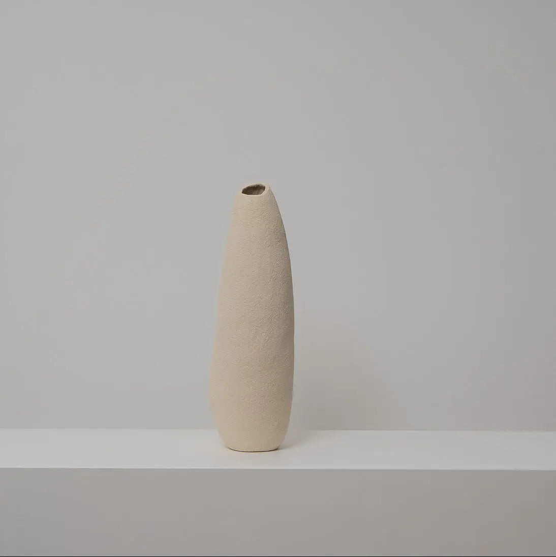 Schlanke Keramikvase beige, Serie SCHATTENFÄNGER, Atelier von Ehren Berlin