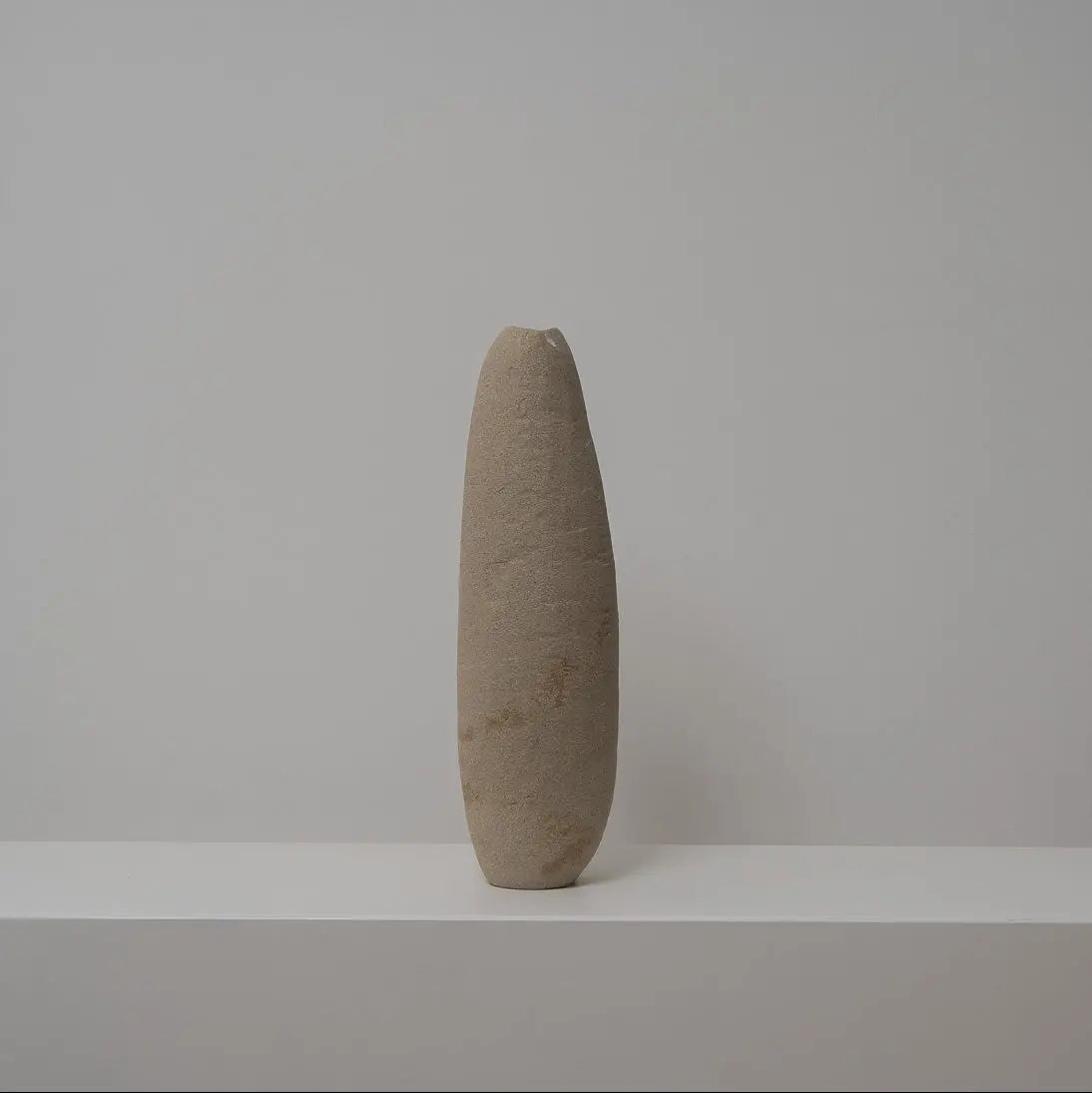 Schmale Keramikvase braun-beige, Serie SCHATTENFÄNGER, Atelier von Ehren Berlin