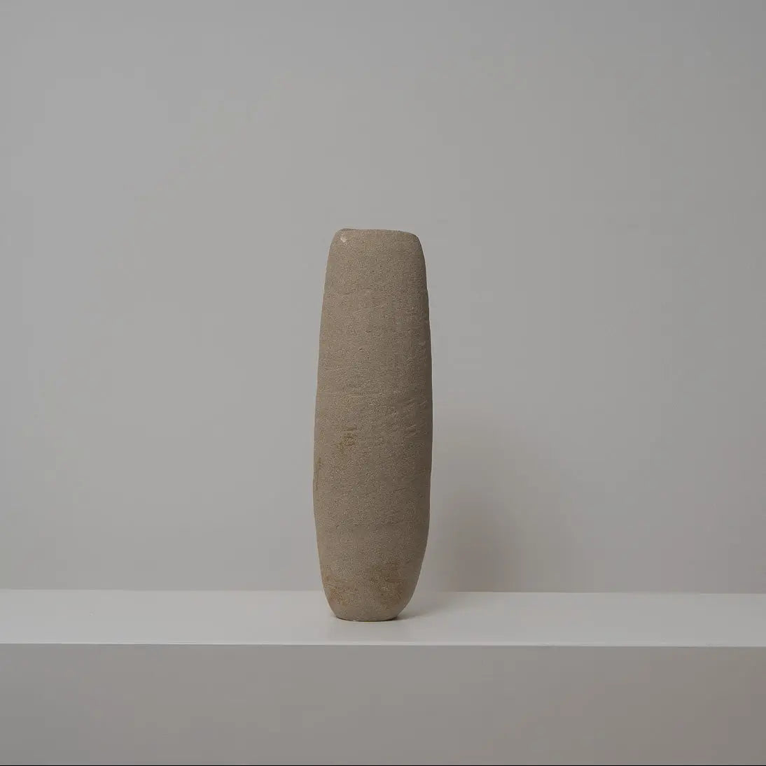 Schmale Keramikvase braun-beige, Serie SCHATTENFÄNGER, Atelier von Ehren Berlin