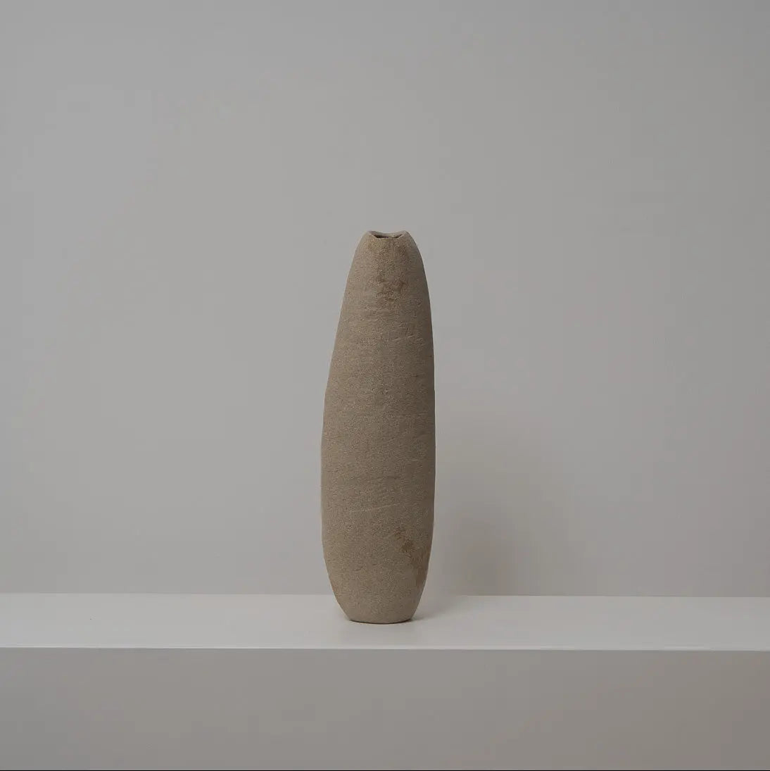 Schmale Keramikvase braun-beige, Serie SCHATTENFÄNGER, Atelier von Ehren Berlin