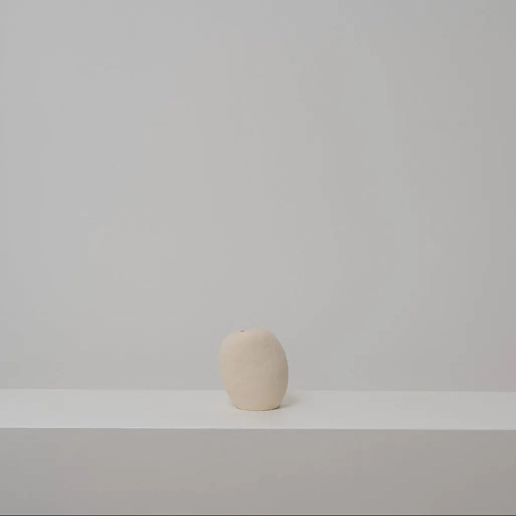 Kleines Keramikobjekt beige, Serie SCHATTENFÄNGER, Atelier von Ehren Berlin