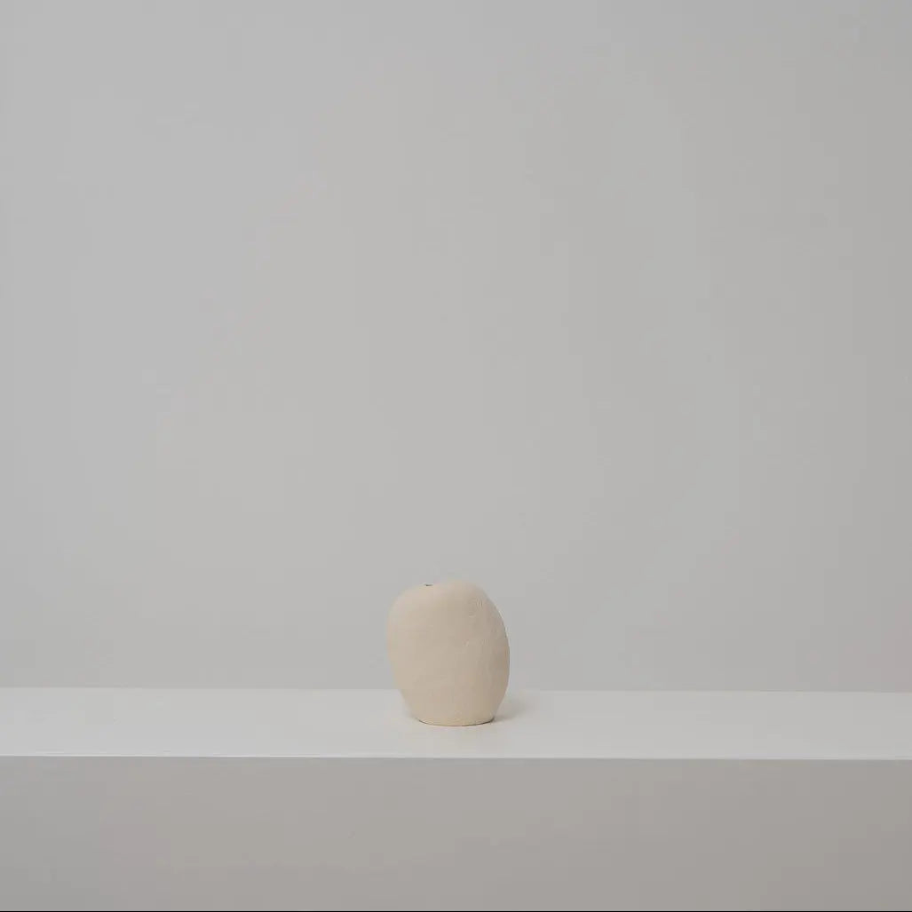 Kleines Keramikobjekt beige, Serie SCHATTENFÄNGER, Atelier von Ehren Berlin