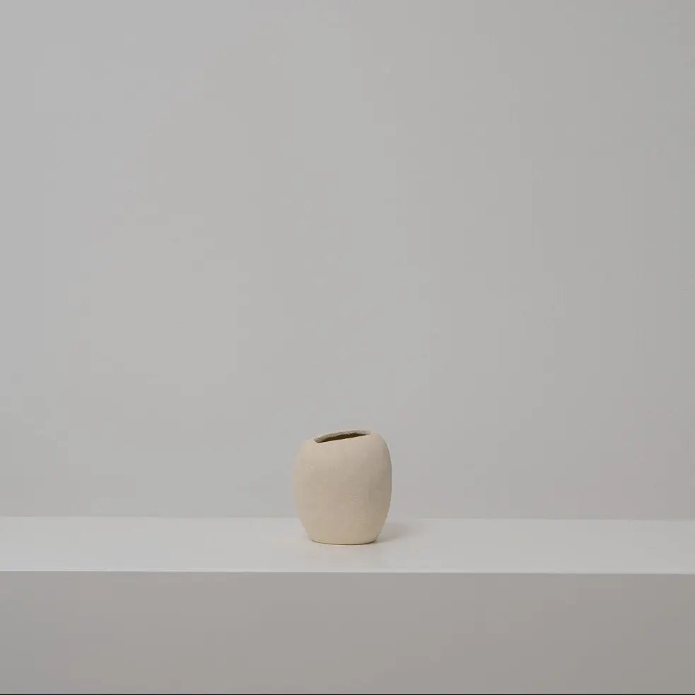 Kleines Keramikobjekt beige, Serie SCHATTENFÄNGER, Atelier von Ehren Berlin