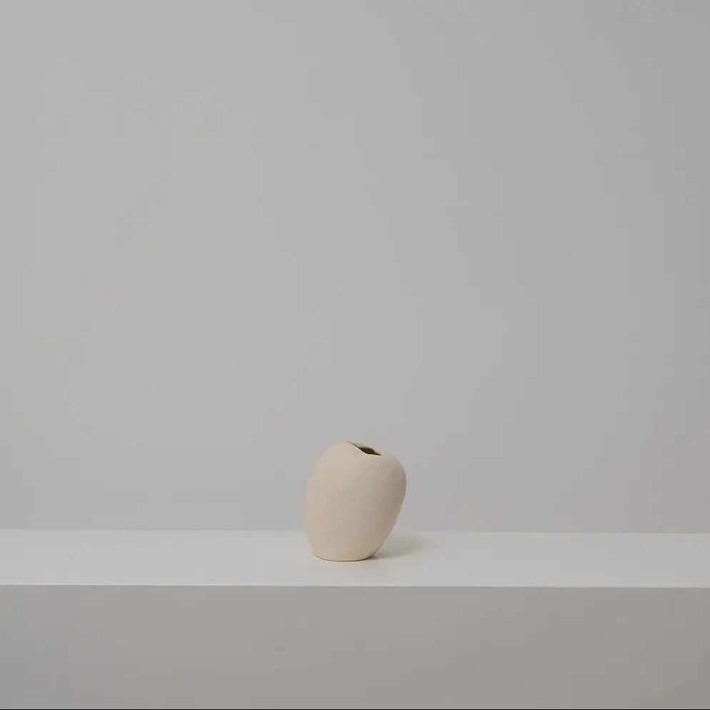 Kleines Keramikobjekt beige, Serie SCHATTENFÄNGER, Atelier von Ehren Berlin