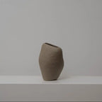 Bauchige asymetrische Keramikvase braun-beige, Serie SCHATTENFÄNGER, Atelier von Ehren Berlin