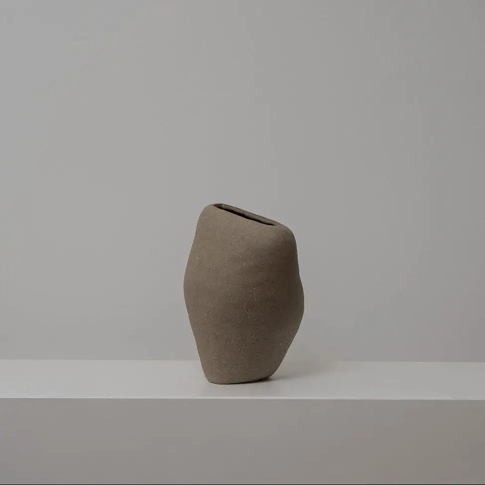 Bauchige asymetrische Keramikvase braun-beige, Serie SCHATTENFÄNGER, Atelier von Ehren Berlin