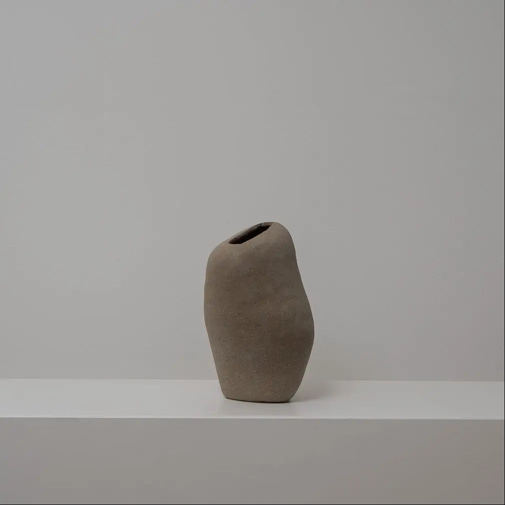 Bauchige asymetrische Keramikvase braun-beige, Serie SCHATTENFÄNGER, Atelier von Ehren Berlin