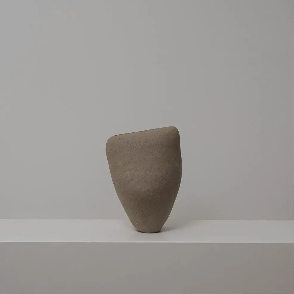 Bauchige asymetrische Keramikvase braun-beige, Serie SCHATTENFÄNGER, Atelier von Ehren Berlin