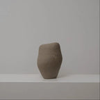 Bauchige asymetrische Keramikvase braun-beige, Serie SCHATTENFÄNGER, Atelier von Ehren Berlin