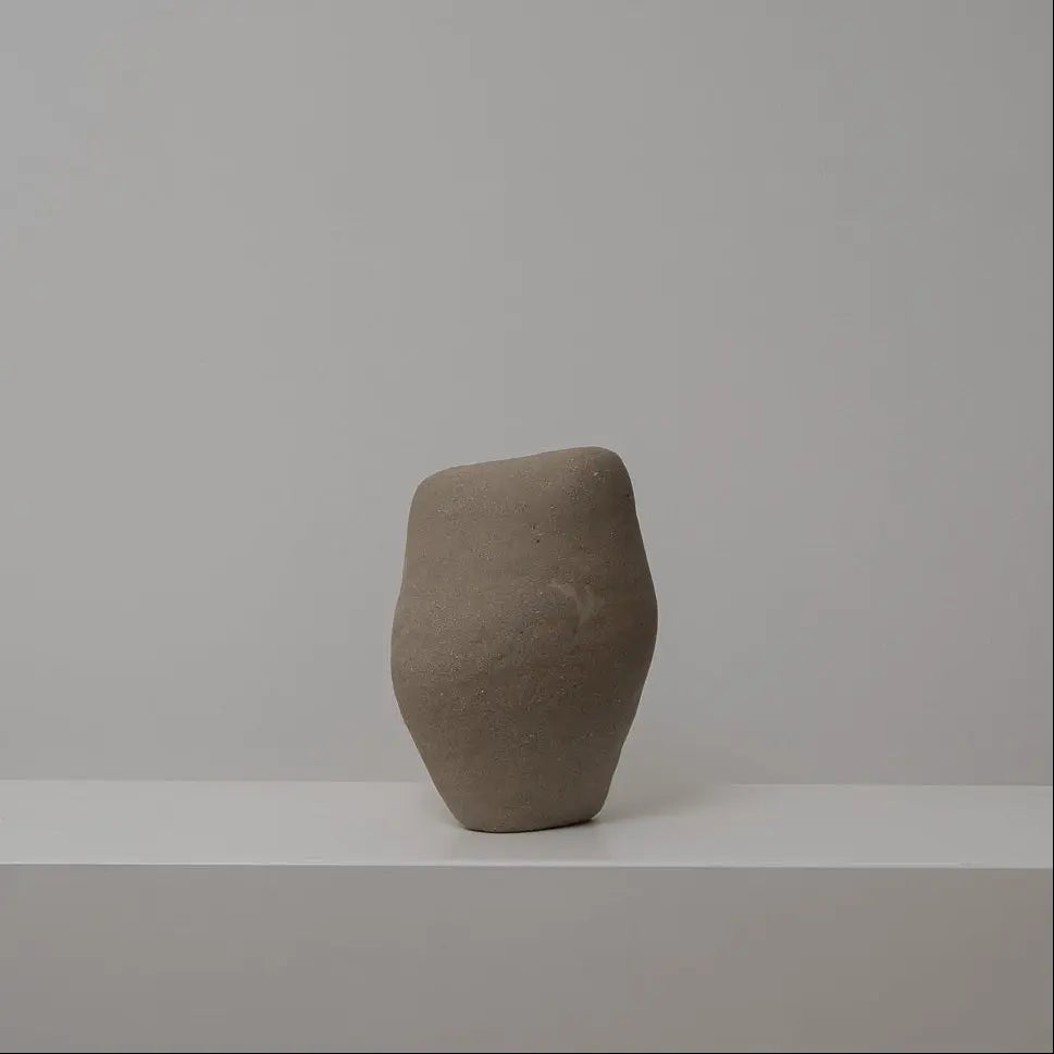 Bauchige asymetrische Keramikvase braun-beige, Serie SCHATTENFÄNGER, Atelier von Ehren Berlin