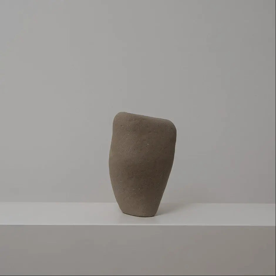 Bauchige asymetrische Keramikvase braun-beige, Serie SCHATTENFÄNGER, Atelier von Ehren Berlin