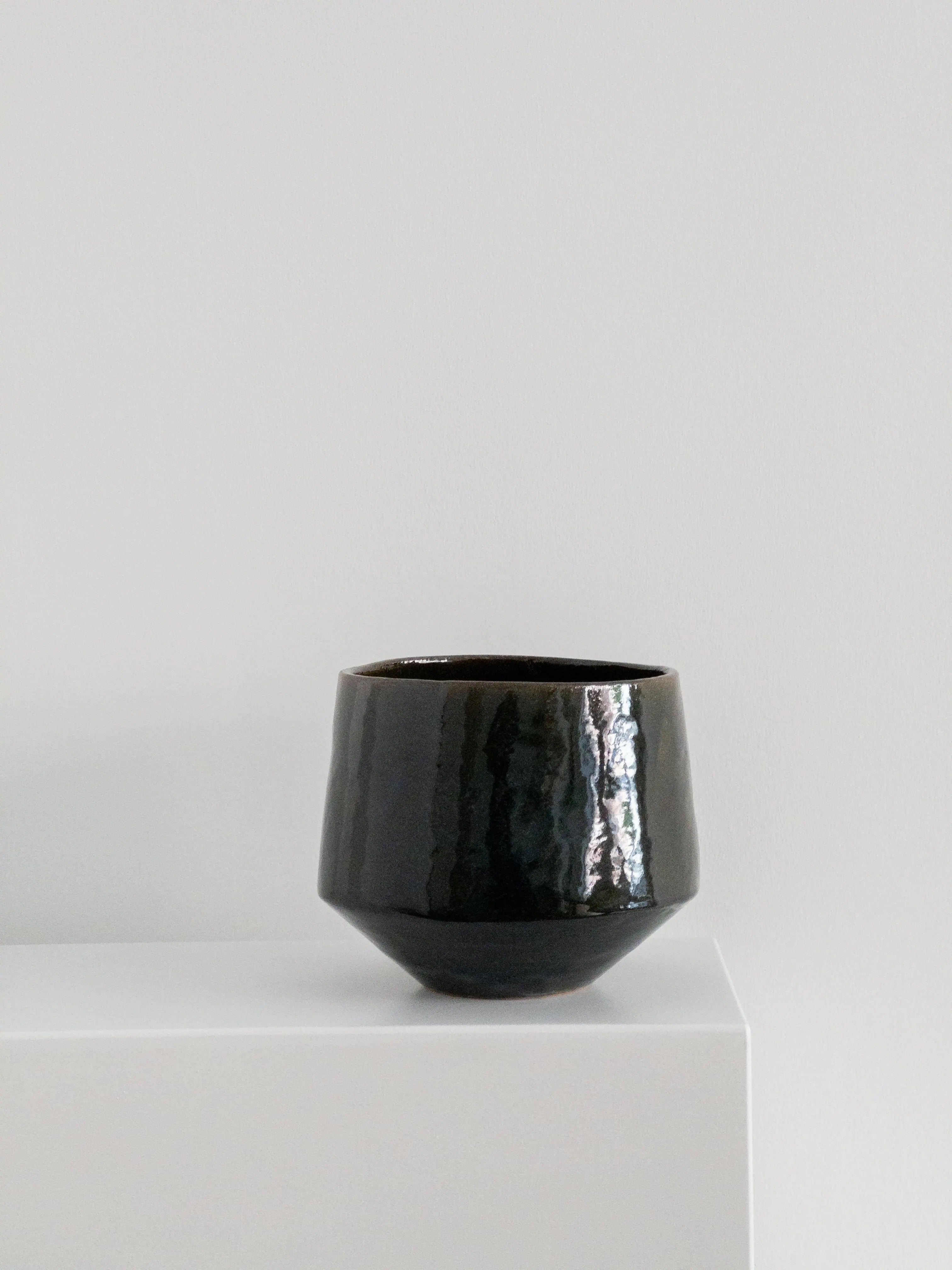 SOREN II (dunkelgrün glänzend auf rot) Atelier von Ehren