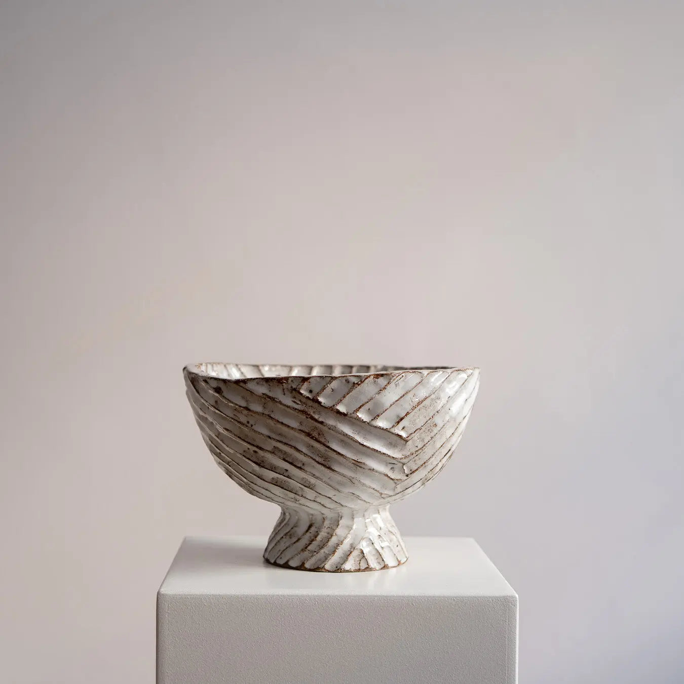 Schwere große runde Schüssel mit Struktur - erhöht Atelier von Ehren