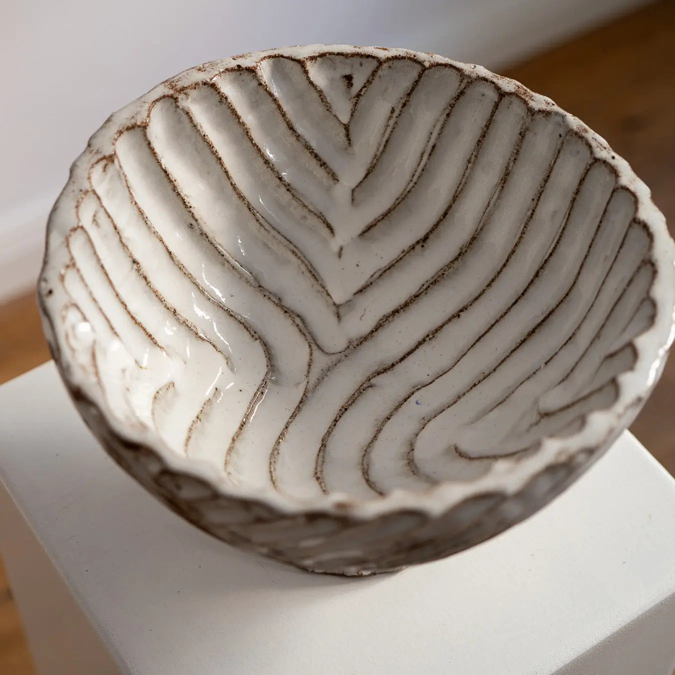 Schwere große runde Schüssel mit Struktur - erhöht Atelier von Ehren