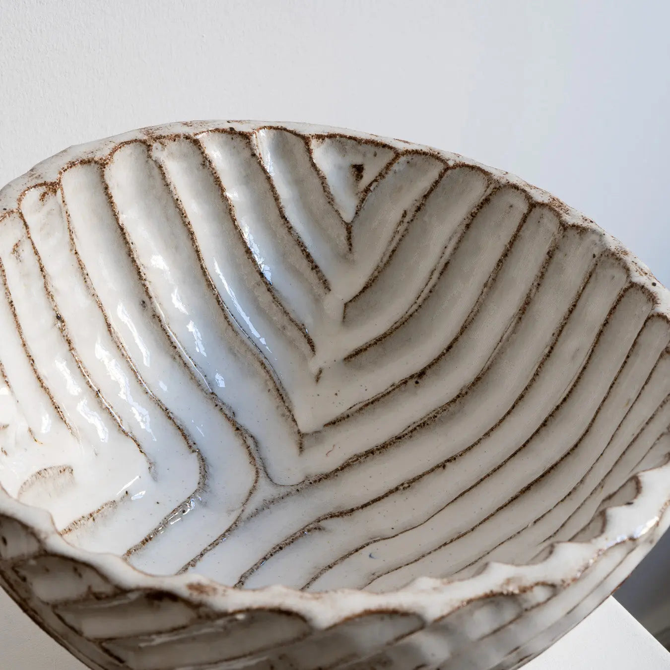 Schwere große runde Schüssel mit Struktur - erhöht Atelier von Ehren