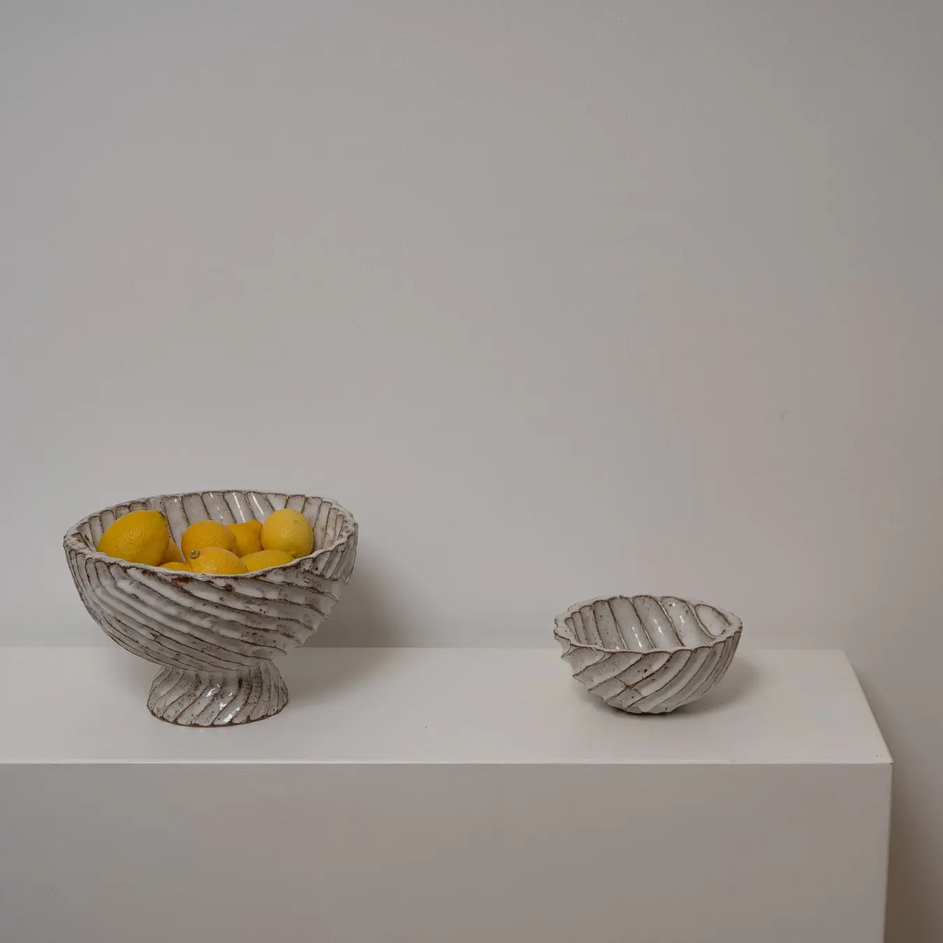 Schwere große runde Schüssel mit Struktur - erhöht Atelier von Ehren