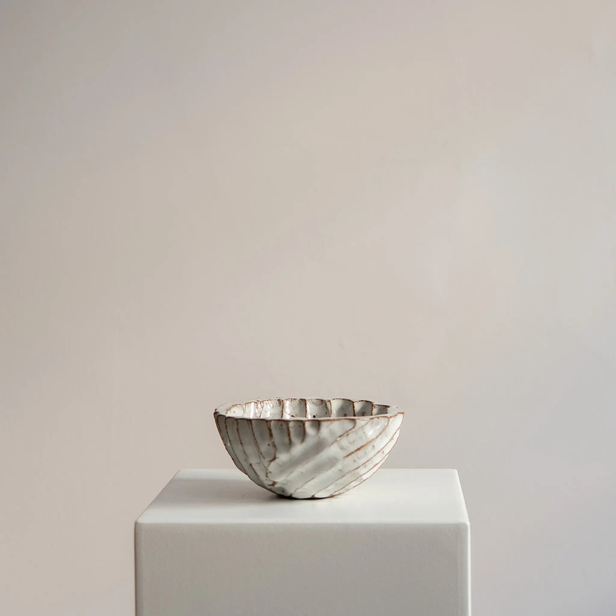 Schwere runde Schüssel mit Struktur Atelier von Ehren