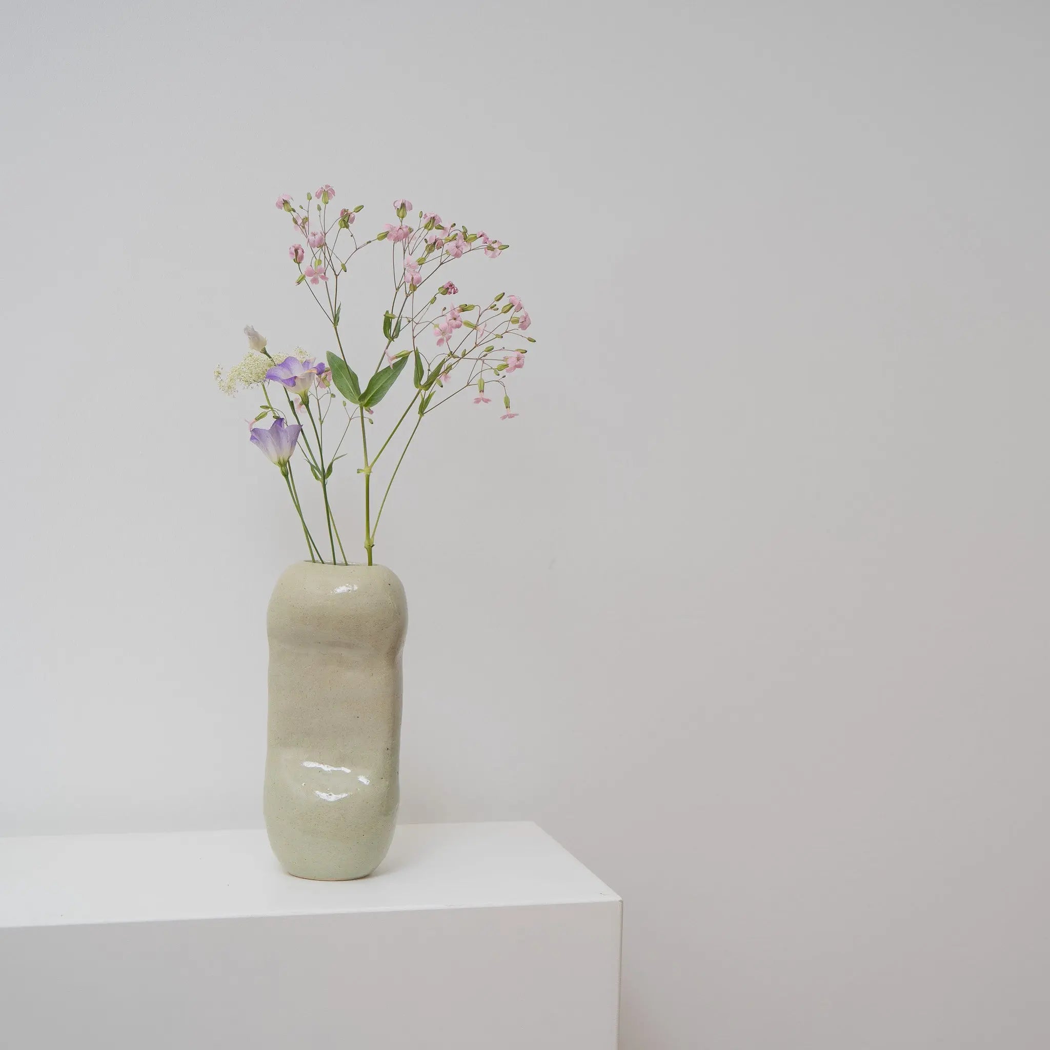 Second Verse – zylindrische Keramikvase blassgrün, Serie ROUND & ROUND, Atelier von Ehren Berlin