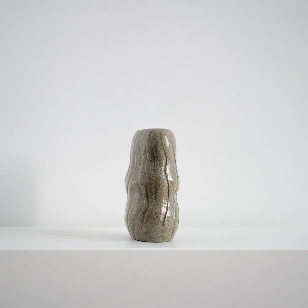  Sustain – ovale Keramikvase blassgrün mit Wellen, Serie ROUND & ROUND, Atelier von Ehren Berlin