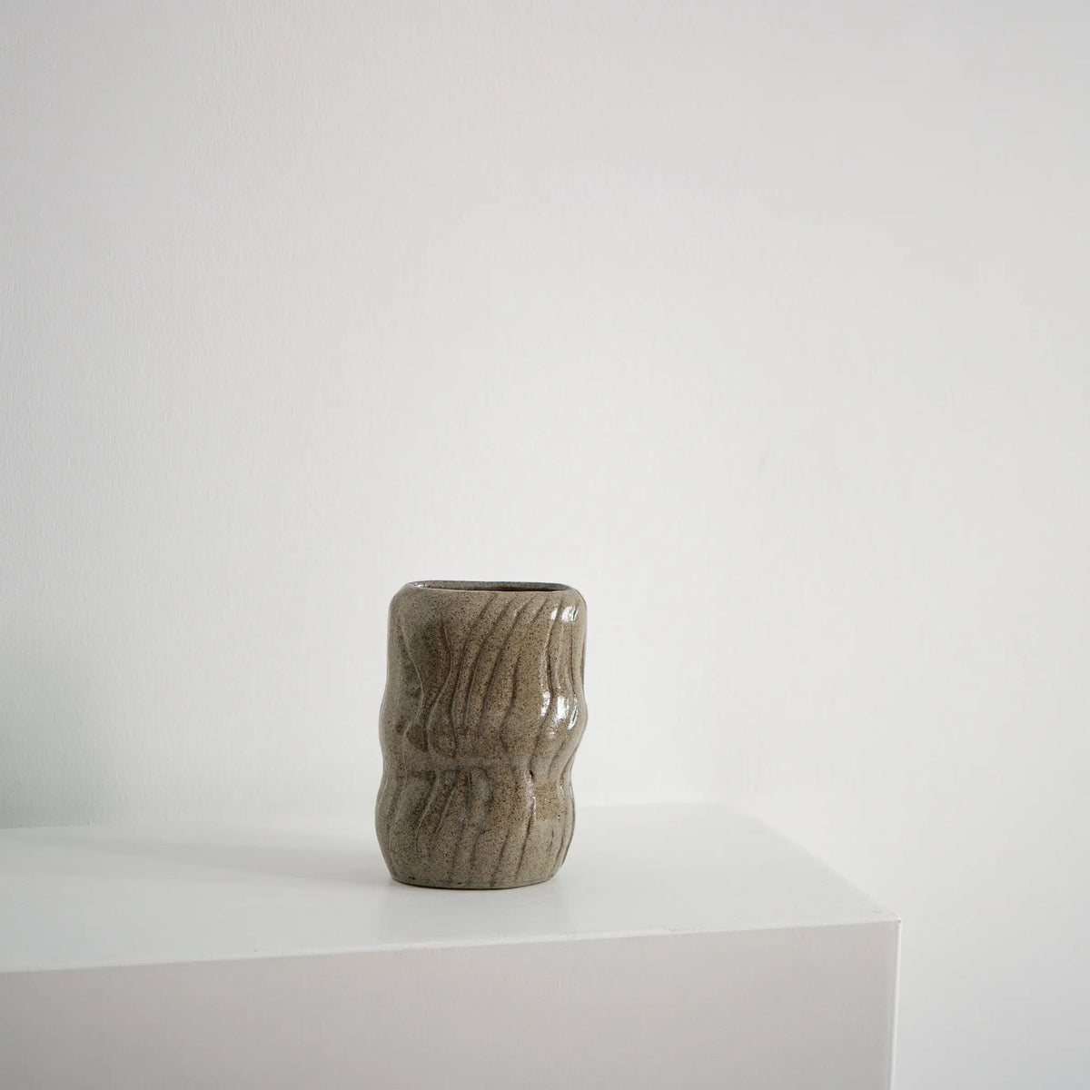 Sustain – ovale Keramikvase blassgrün mit Wellen, Serie ROUND & ROUND, Atelier von Ehren Berlin